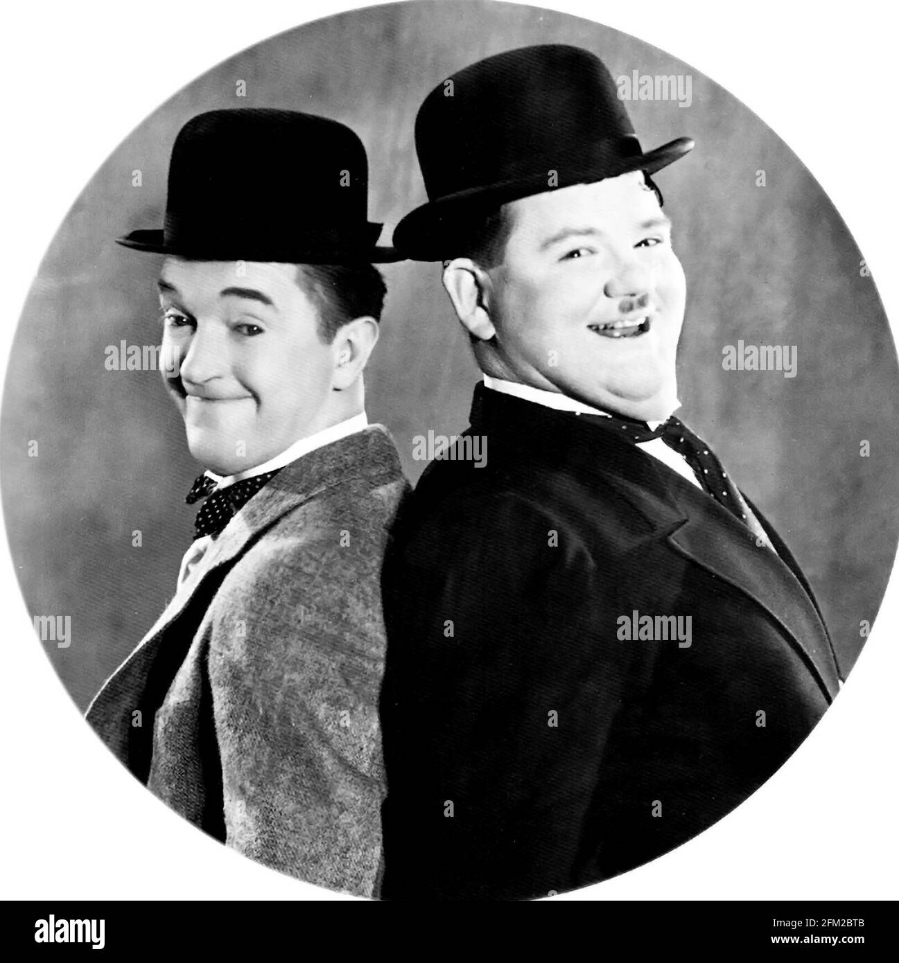 Laurel und Hardy. Porträt des Comedy-Duos Stan Laurel (1890 -1965) und Oliver Hardy (1892-1957), Studio-Werbeaufnahme, 1930er Jahre Stockfoto