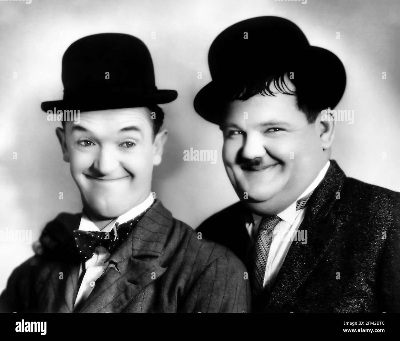 Laurel und Hardy. Porträt des Comedy-Duos Stan Laurel (1890 -1965) und Oliver Hardy (1892-1957), Studio-Werbeaufnahme, 1930er Jahre Stockfoto
