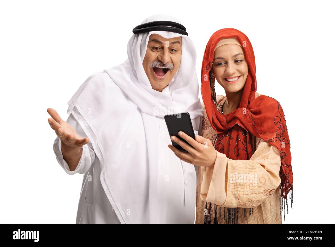 Glücklicher muslimischer Mann und eine junge muslimische Frau, die sich ansieht Ein Smartphone auf weißem Hintergrund isoliert Stockfoto