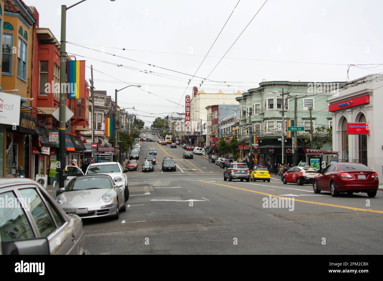 San Francisco, Kalifornien / Vereinigte Staaten von Amerika - 27. Mai 2013: Eine Straße voller Gay Pride Flaggen im Castro Distrikt, San Francisco, Kalifornien Stockfoto