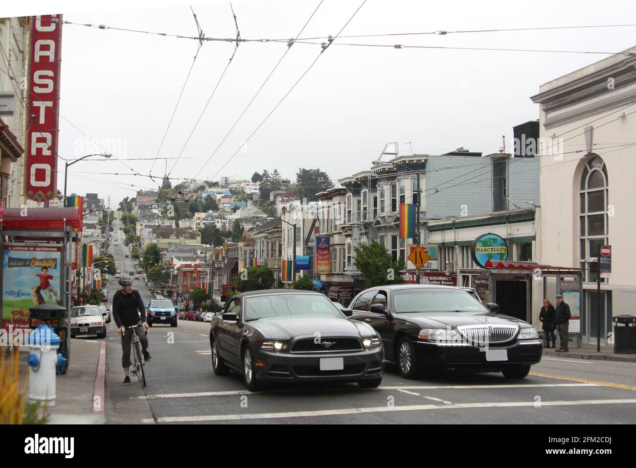 San Francisco, Kalifornien / Vereinigte Staaten von Amerika - 27. Mai 2013: Autos und ein Fahrrad warten an der roten Ampel im Castro-Viertel Stockfoto