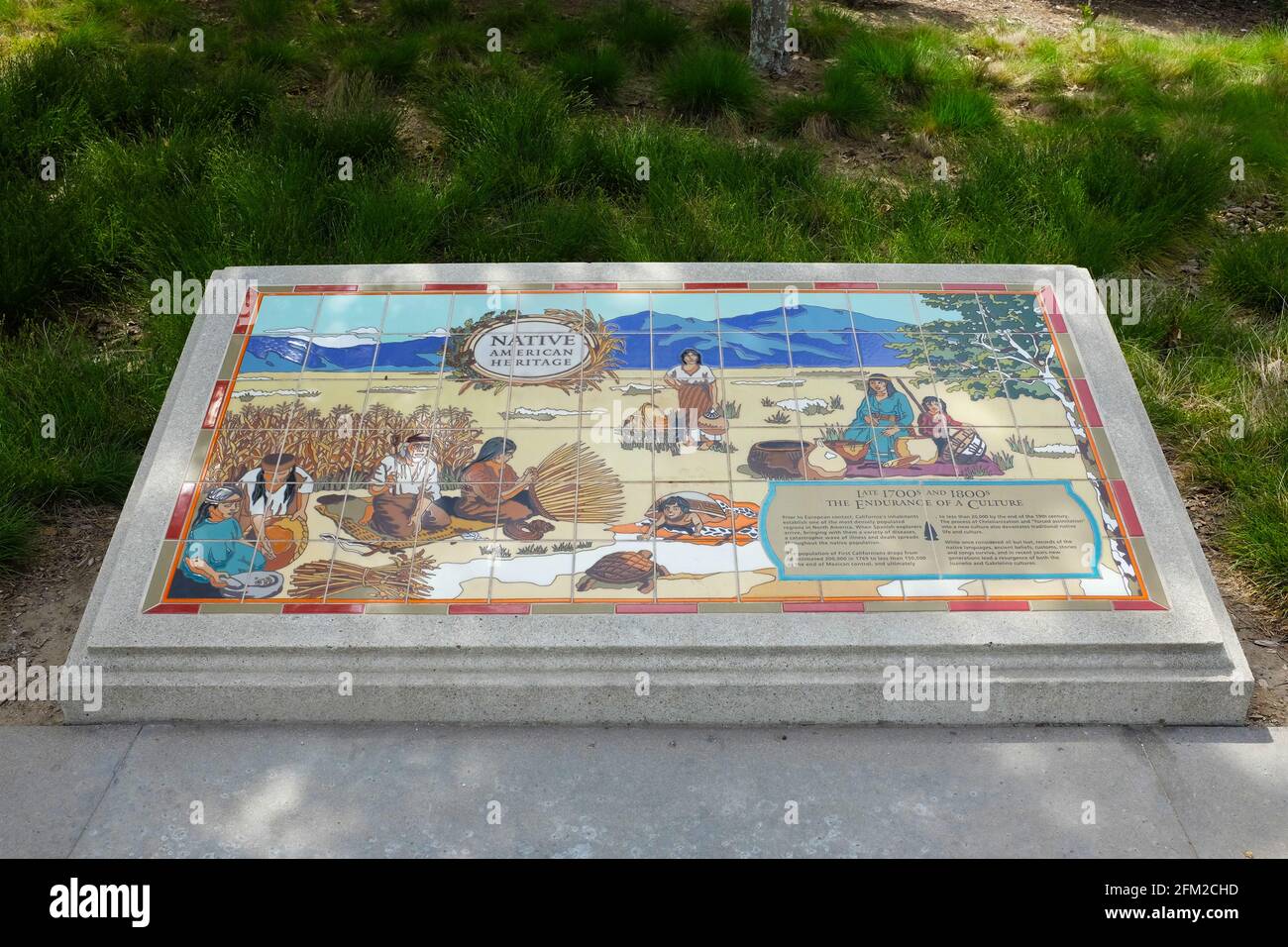 IRVINE, KALIFORNIEN - 1. MAI 2021: Native American Heritage Mosaic in the Age of Exploration Timeline auf dem Jeffrey Open Space Trail. Stockfoto