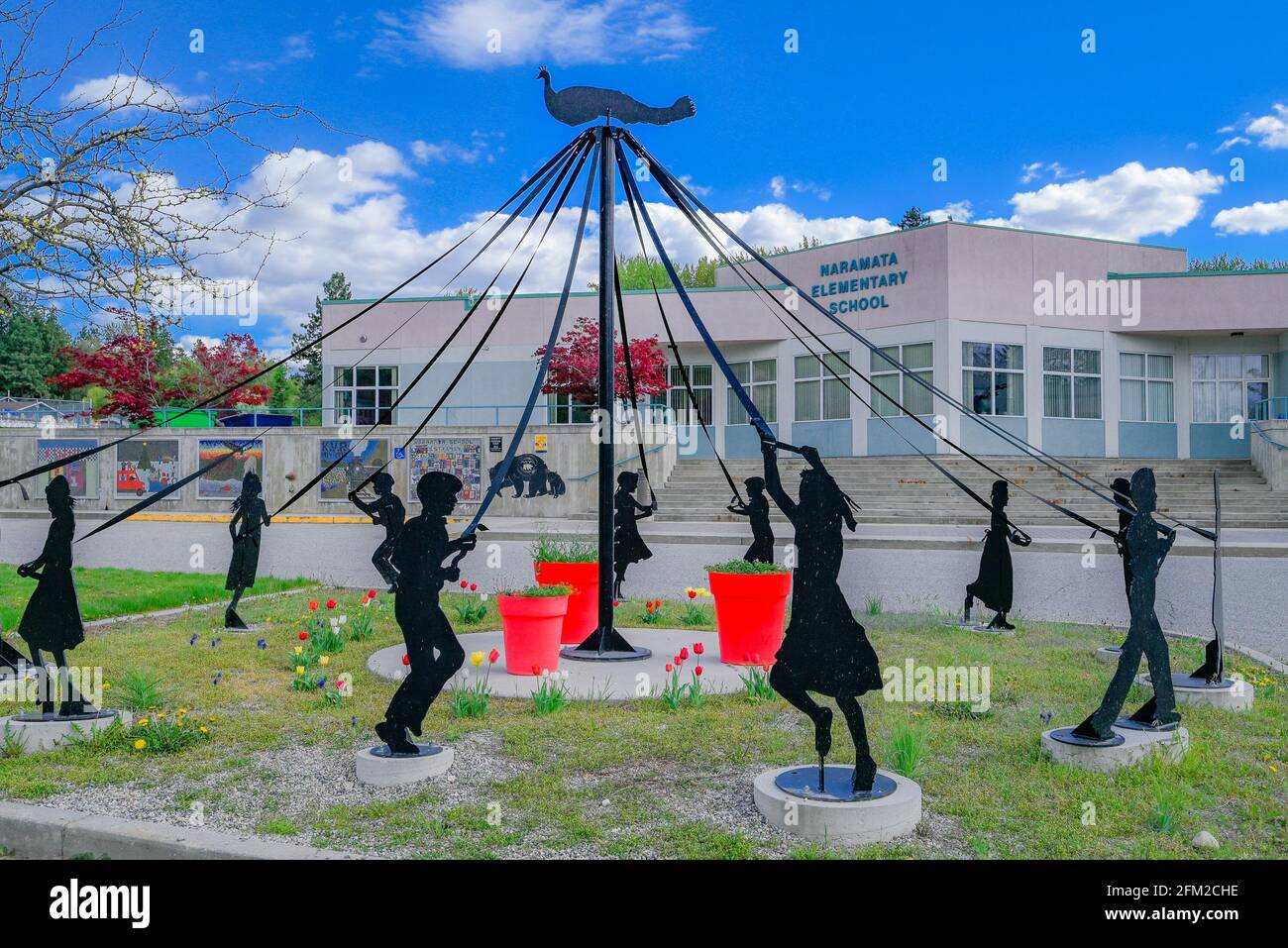 Der Maibaum-Tanz, Skulptur von deb Linton., Naramata Elementary School, Naramata, Okanagan Valley, British Columbia, Kanada Stockfoto