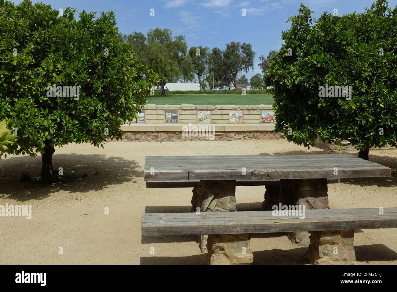 IRVINE, KALIFORNIEN - 1. MAI 2021: Picknick-Tisch im Orange Grove auf dem Jeffrey Open Space Trail. Stockfoto