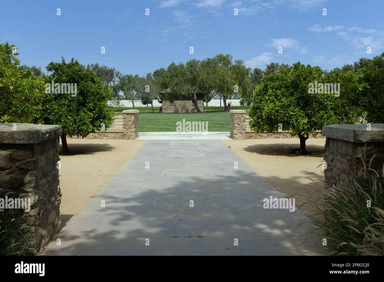 IRVINE, KALIFORNIEN - 1. MAI 2021: Der Orange Grove auf dem Jeffrey Open Space Trail. Stockfoto