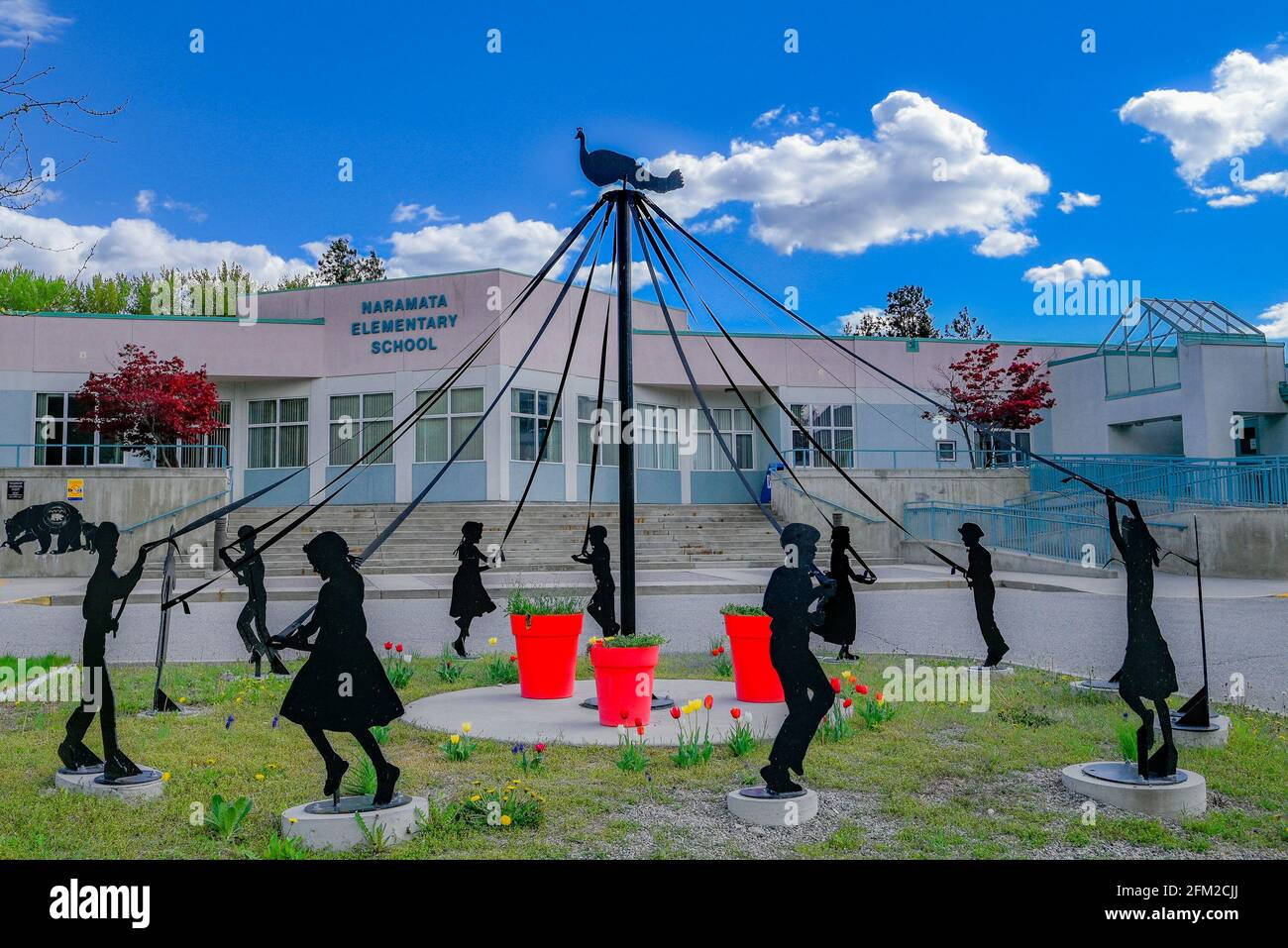 Der Maibaum-Tanz, Skulptur von deb Linton., Naramata Elementary School, Naramata, Okanagan Valley, British Columbia, Kanada Stockfoto