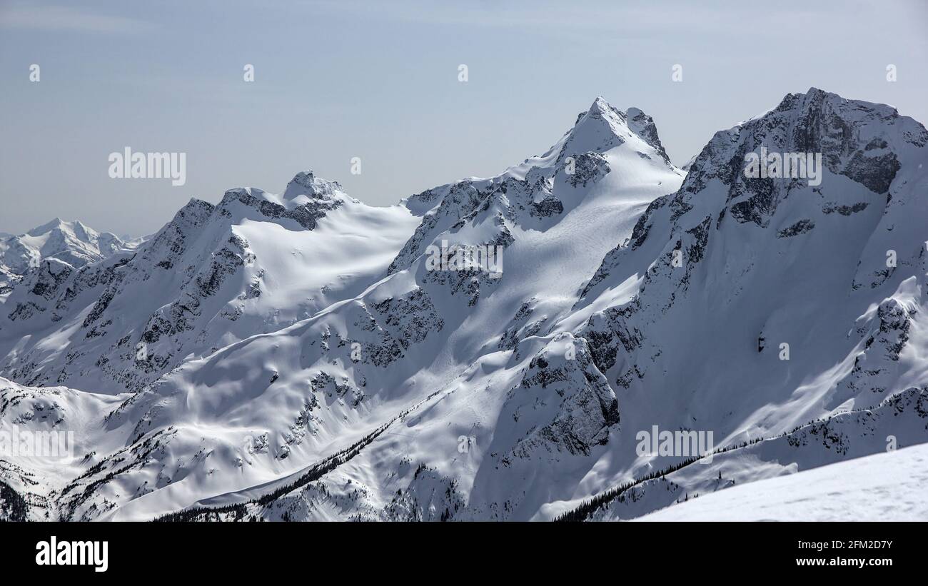 Panoramablick auf verschneite Berge, Mount Matier und Joffre Peak, Duffy Lake Area, British Columbia, Kanada Stockfoto