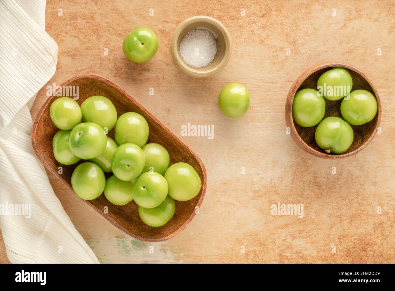 Frische reife grüne Pflaumenfrüchte und Salz auf dem Tisch Mit Kopierbereich Stockfoto