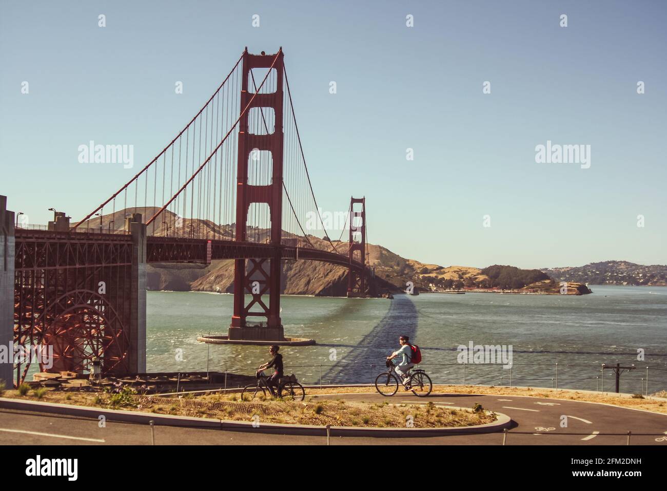 Zwei Personen fahren Fahrräder Golden Gate Bridge in San Francisco, Vereinigte Staaten von Amerika aka USA Stockfoto