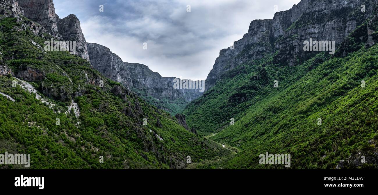 Die Vikos-Schlucht ist eine Schlucht in den Pindus-Bergen Nordgriechenlands. Panoramablick auf den Canyon. Stockfoto