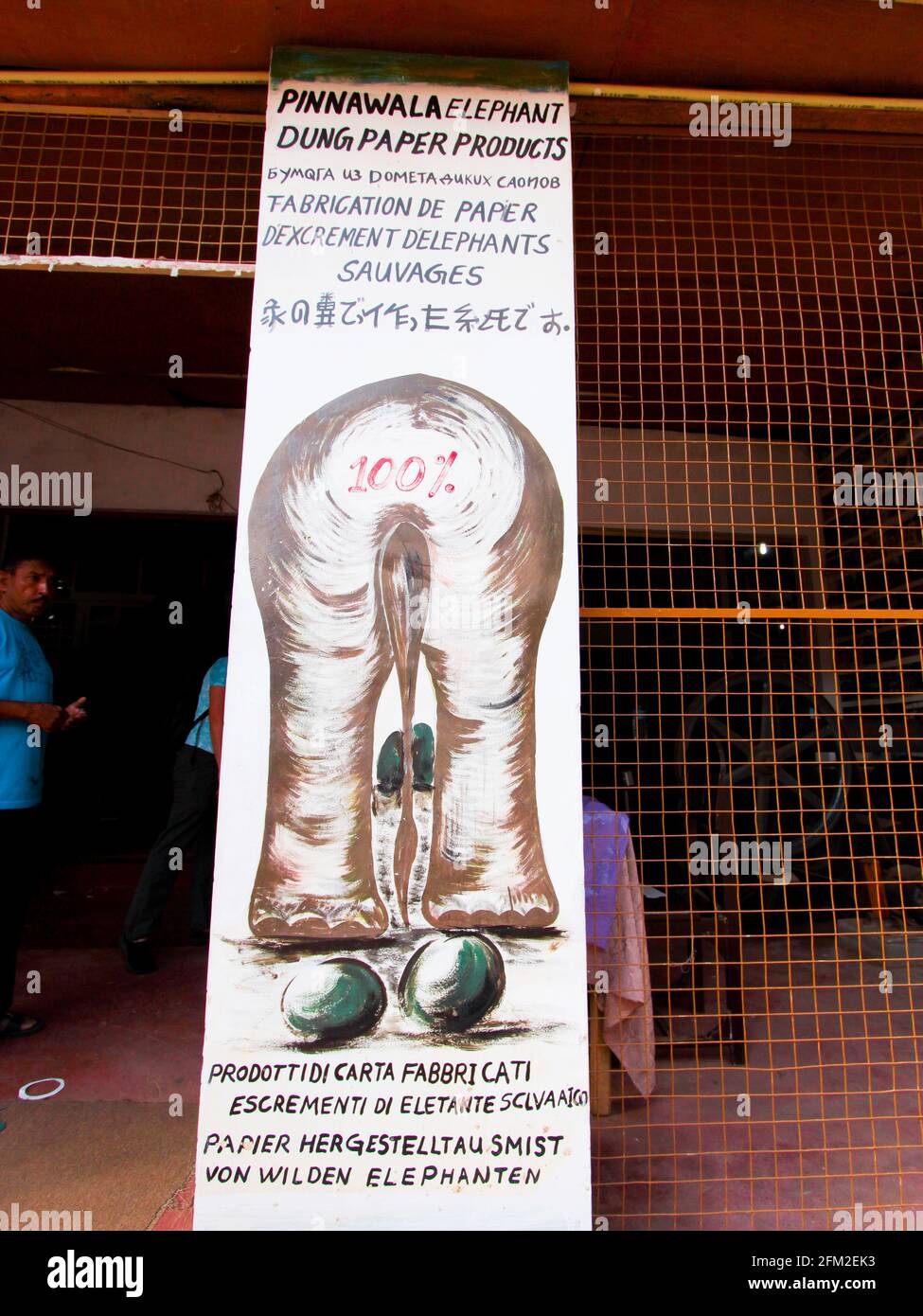 Ein handgemaltes Schild für Papier aus Elefantenmist. Im Pinnawala Elephant waphanage Center in Sri Lanka. Stockfoto