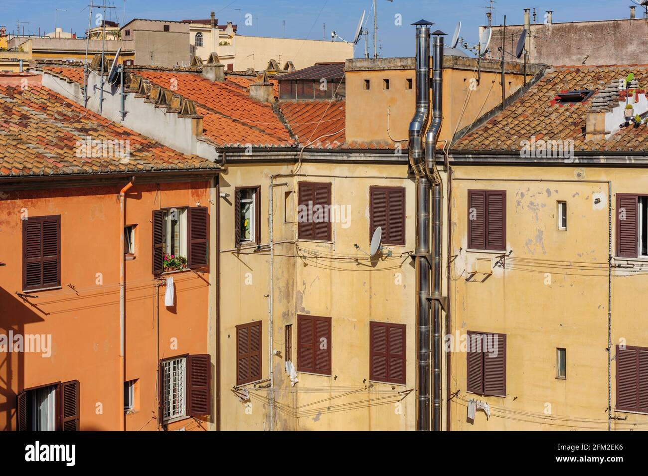 Typische Ansicht der üblichen alten Wohngebäude mit Ziegeldächern in Rom, Italien Stockfoto