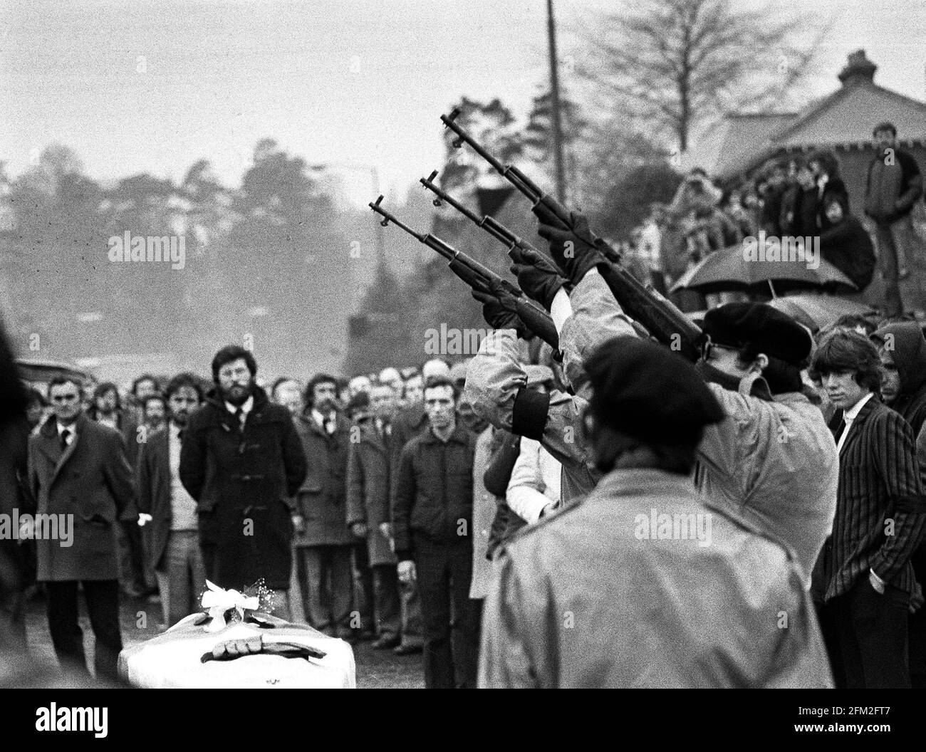Aktenfoto vom 07/05/1981 von drei maskierten IRA-Männern, die während einer Pause in der Trauerprozession auf dem Weg zum Milltown-Friedhof in Belfast mit Büchsengeschossen über den Sarg von Bobby Sands schossen. Der Tod des IRA-Gefangenen Bobby Sands vor 40 Jahren in dieser Woche, gefolgt von neun weiteren Republikanern während eines Hungerstreiks im Gefängnis Maze in Co Antrim, löste in ganz Nordirland erhebliche zivile Unruhen aus. Ausgabedatum: Mittwoch, 5. Mai 2021. Stockfoto