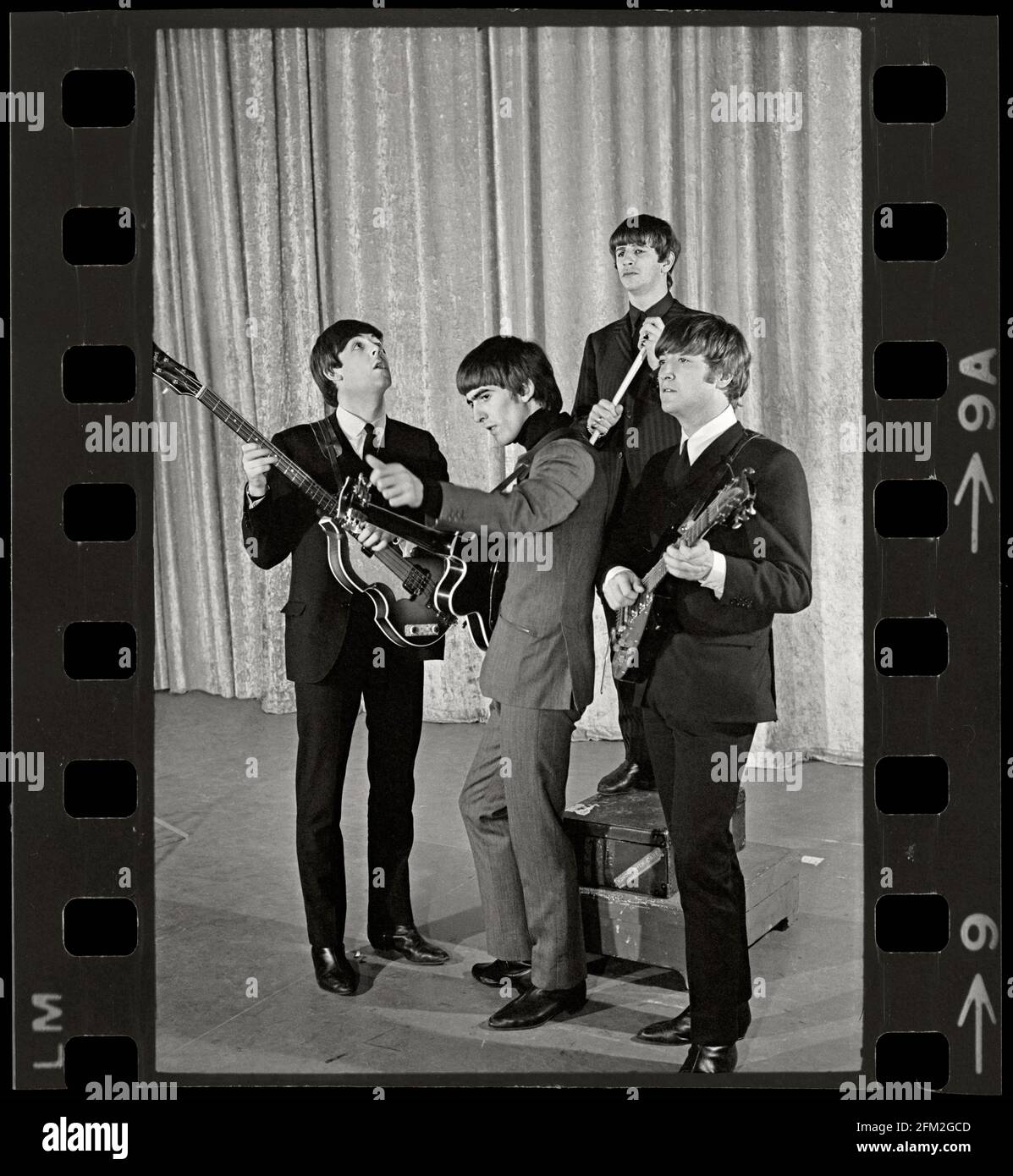 Paul McCartney, George Harrison, Ringo Starr und John Lennon von den Beatles stehen vor dem zweiten Auftritt der Gruppe auf der Ed Sullivan Show am 16. Februar 1964 im Deauville Hotel in Miami Beach, Florida, auf der Bühne. Bild aus 35-mm-Negativ. Stockfoto
