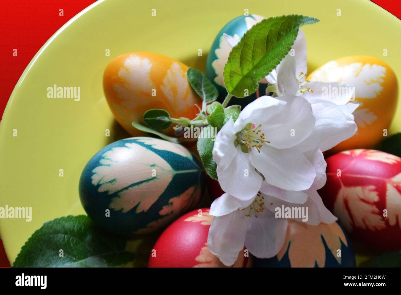 Traditionen von Großeltern geerbt. Teller mit Eiern für Ostern auf stilisierten Hintergründen. Stockfoto