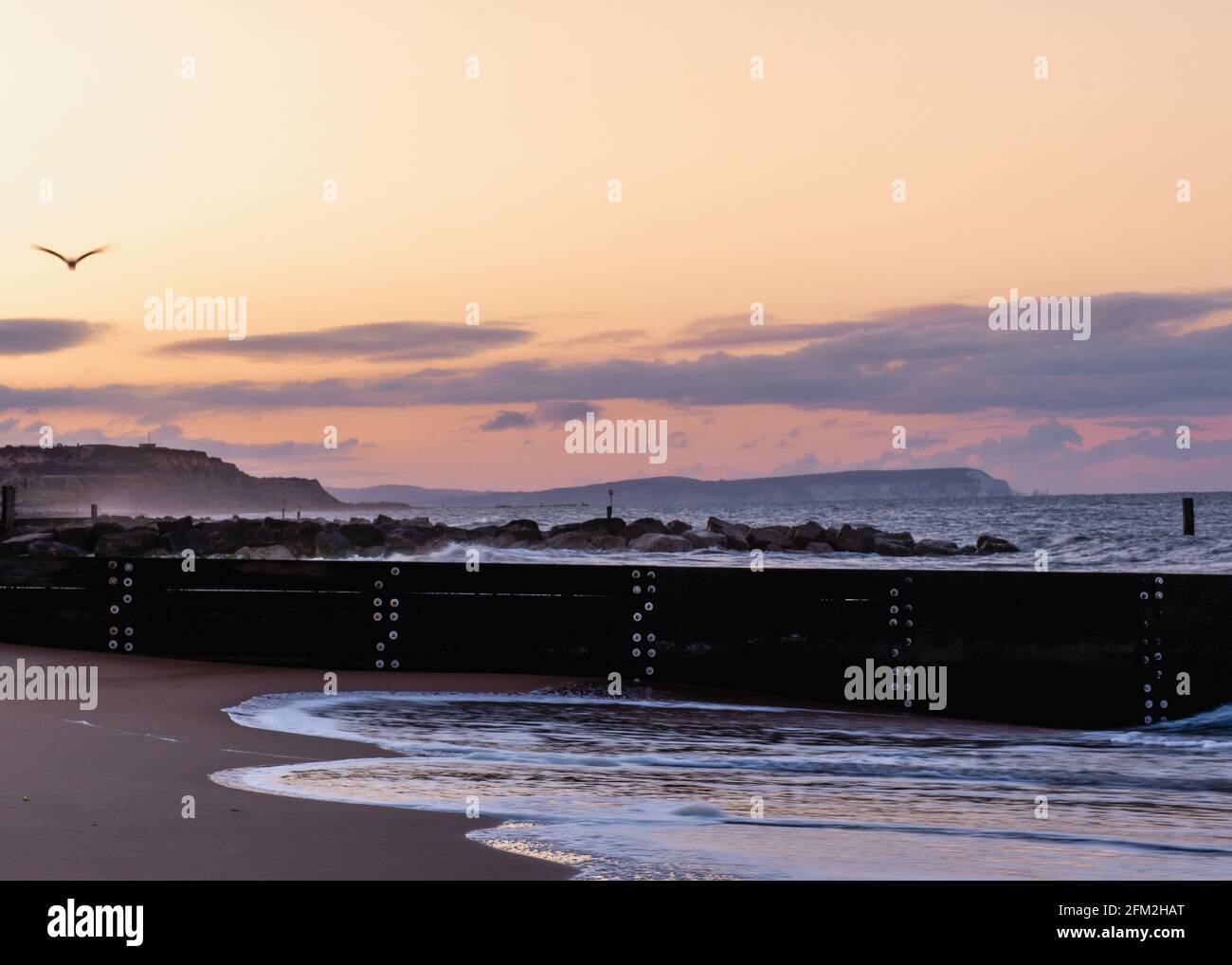 Am frühen Morgen geht die Sonne am Southbourne Beach im Mai, Dorset, auf Stockfoto