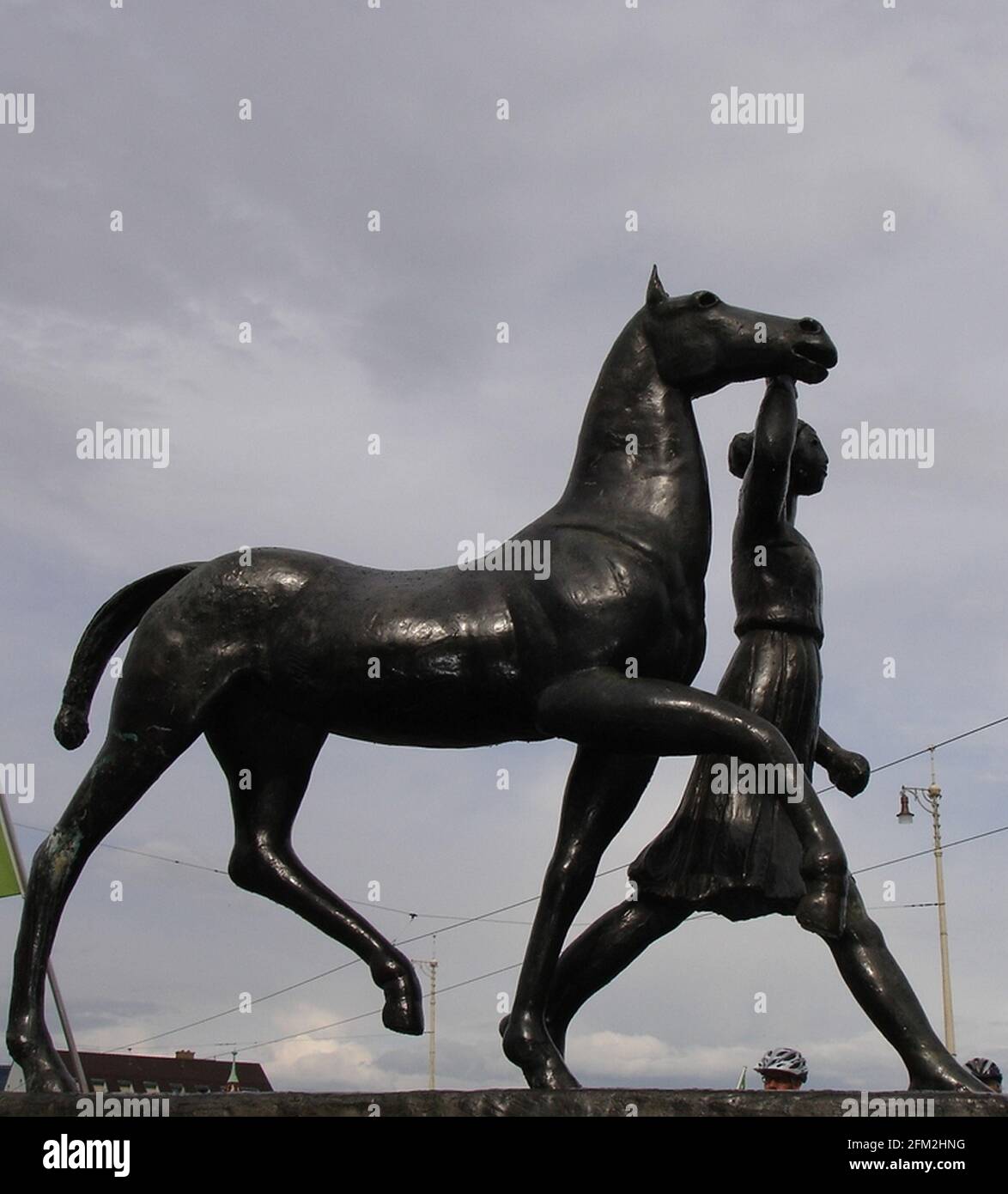 Mädchen führt ein Pferd eine Skulptur des Schweizer Künstlers Carl Burckhardt, genannt Amazone Pferd führend in Basel, Schweiz. Stockfoto