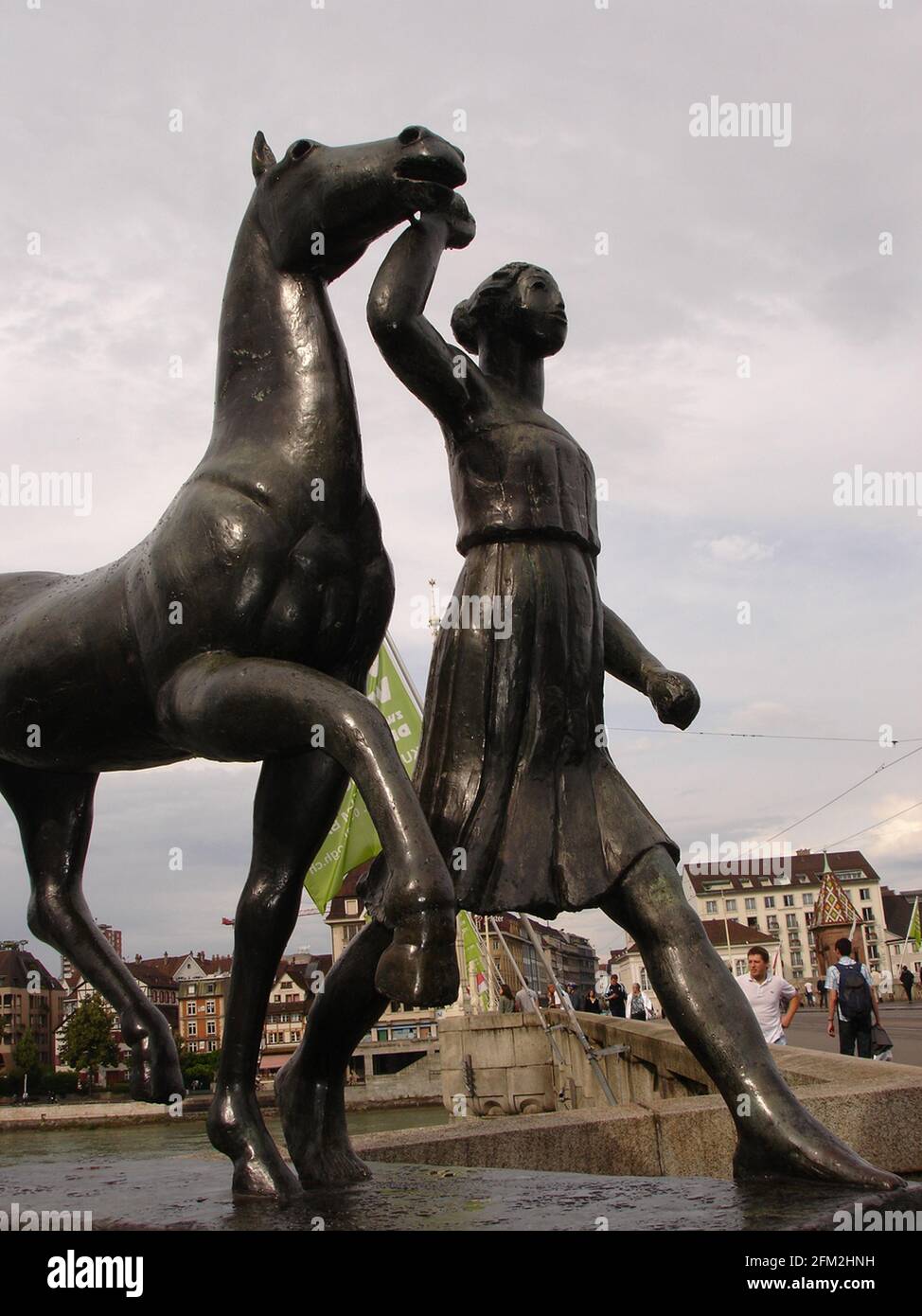 Mädchen führt ein Pferd eine Skulptur des Schweizer Künstlers Carl Burckhardt, genannt Amazone Pferd führend in Basel, Schweiz. Stockfoto