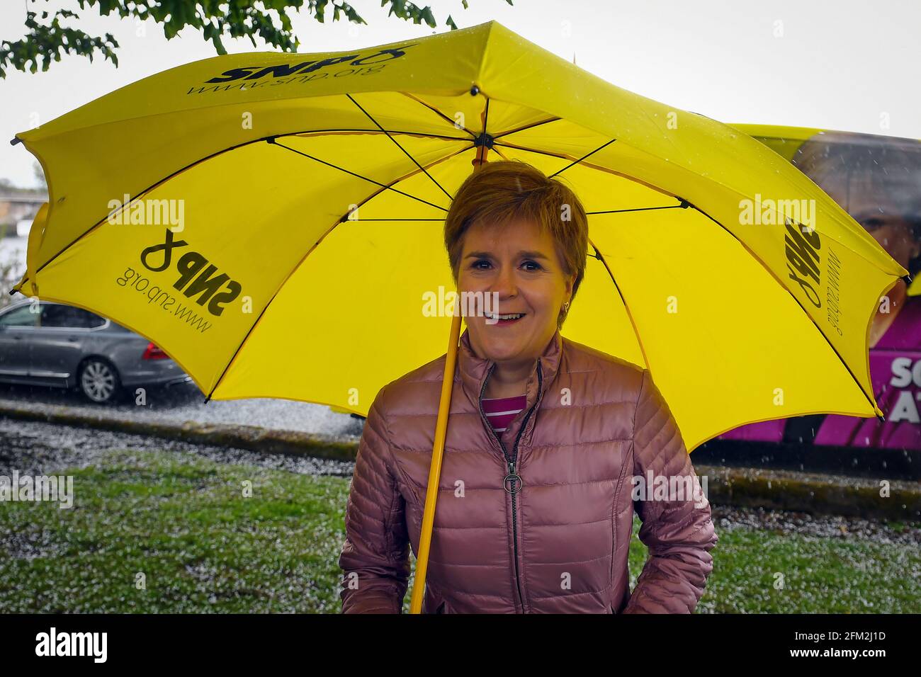 Die erste Ministerin Schottlands und Vorsitzende der Scottish National Party (SNP), Nicola Sturgeon, war in Dumbarton während des Wahlkampfs für die schottischen Parlamentswahlen. Bilddatum: Mittwoch, 5. Mai 2021. Stockfoto