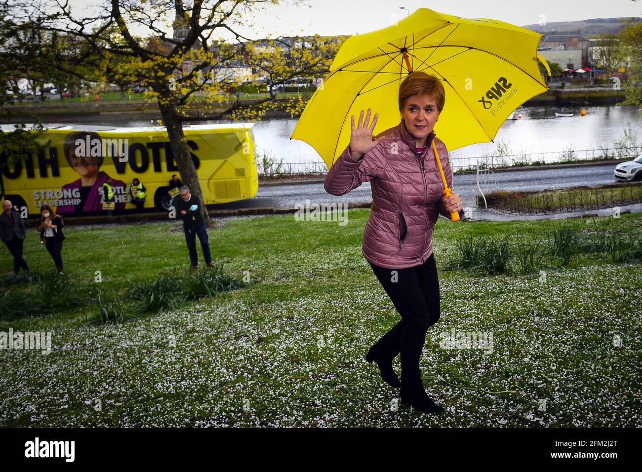 Die erste Ministerin Schottlands und Vorsitzende der Scottish National Party (SNP), Nicola Sturgeon, war in Dumbarton während des Wahlkampfs für die schottischen Parlamentswahlen. Bilddatum: Mittwoch, 5. Mai 2021. Stockfoto