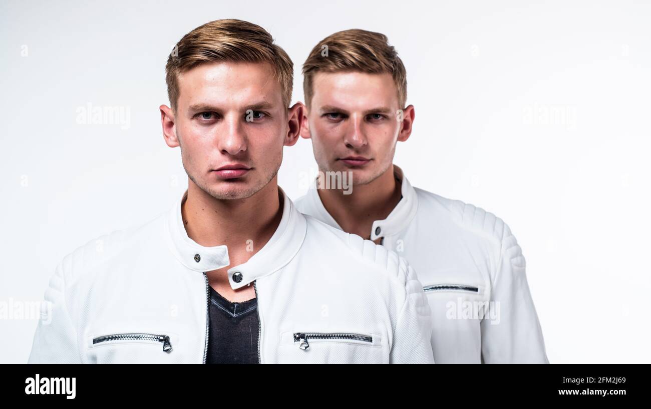 Finden Sie Unterschiede. Zwillinge Bruder in weiß. Männliche Schönheit und  Mode. Ähnliche Erscheinung Stockfotografie - Alamy