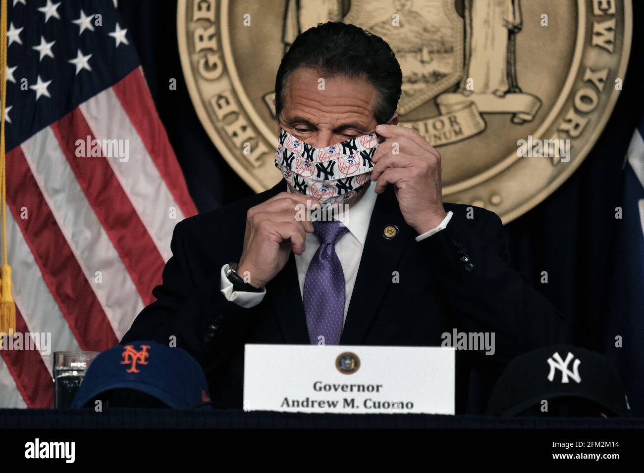 Der Gouverneur von New York, Andrew Cuomo, spricht am Mittwoch, den 5. Mai 2021, bei einer Pressekonferenz in Manhattan mit den Medien. Cuomo gab bekannt, dass der Broadway am 14. September wiedereröffnet wird, und einige Tickets werden morgen verkauft. Theater, ein beliebter Anziehungspunkt für Touristen, werden zu 100 Prozent geöffnet sein, sagt der Gouverneur. Cuomo hat auch angekündigt, dass die Besucher der Baseballspiele Yankee und Mets bald eine Impfung auf dem Ballfeld erhalten und im Gegenzug eine kostenlose Eintrittskarte für ein anderes Spiel erhalten werden. Poolfoto von Spencer Platt/UPI Stockfoto