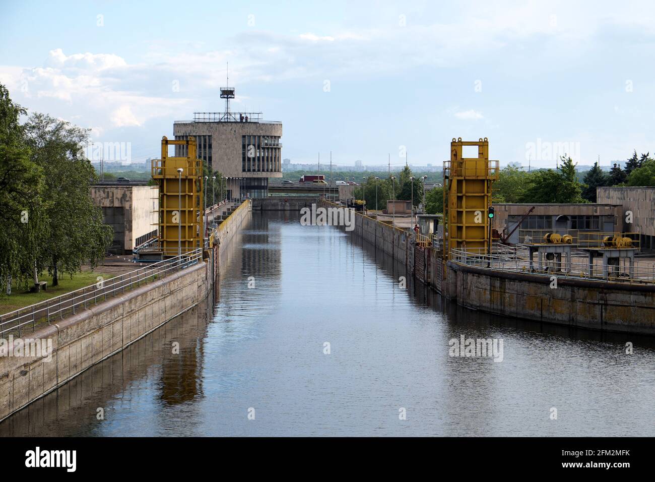 Beim Betreten der Schleuse, Dnjepr-Talsperre, Fluss Dnjepr, Zaporozhye, Ukraine. Stockfoto
