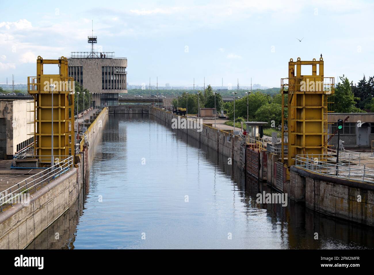 Beim Betreten der Schleuse, Dnjepr-Talsperre, Fluss Dnjepr, Zaporozhye, Ukraine. Stockfoto