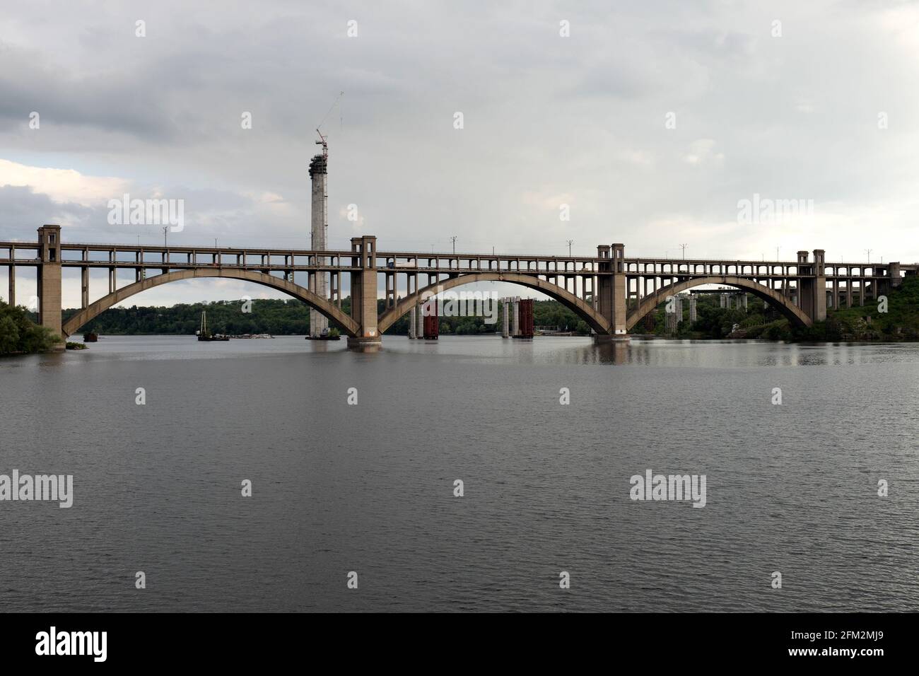 Betonbogenbrücke über den Fluss Dnjepr, Ukraine Stockfoto