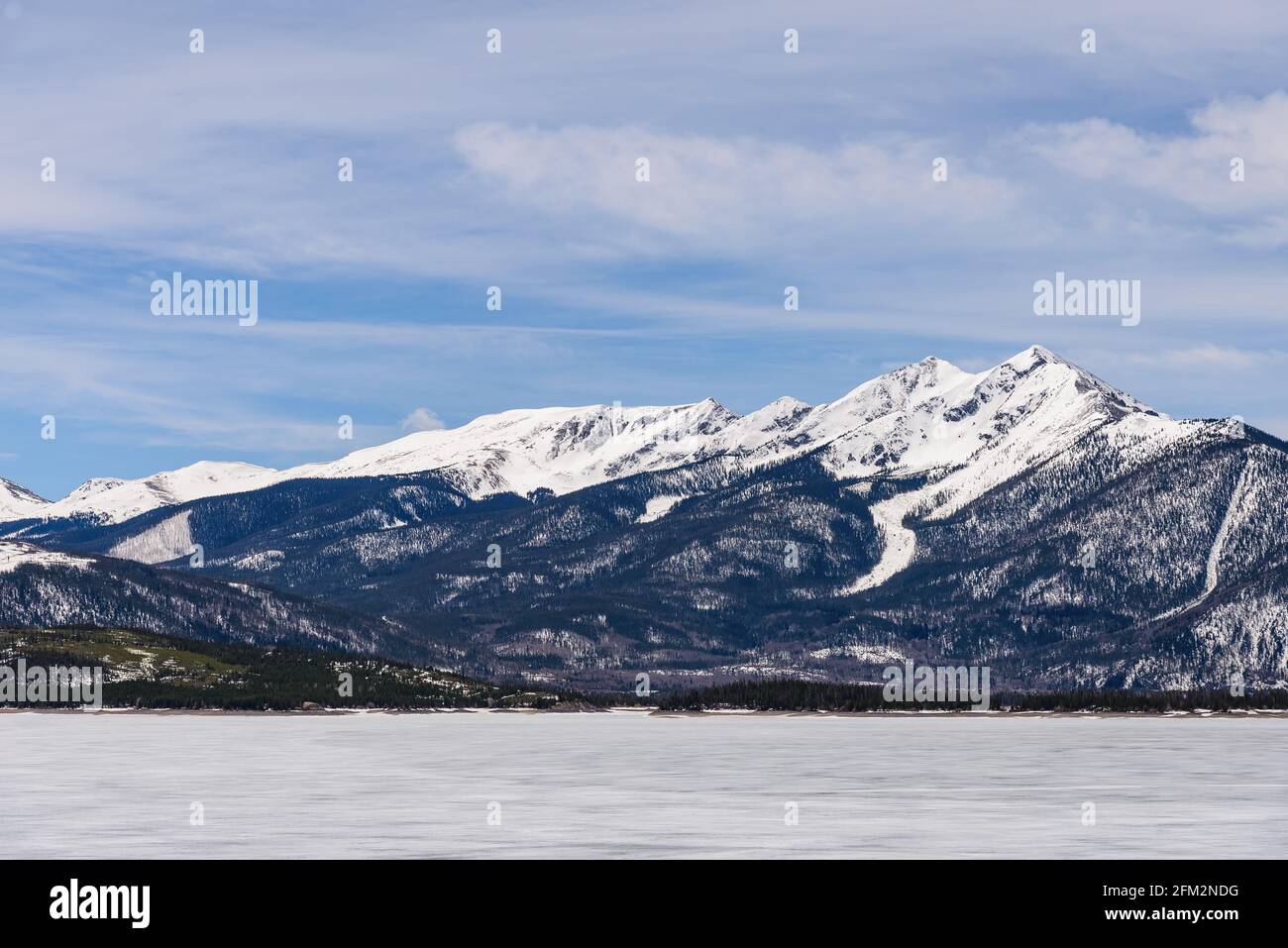 Breckenridge Skigebiet über einem gefrorenen Dillion Lake. Colorado, USA. Stockfoto