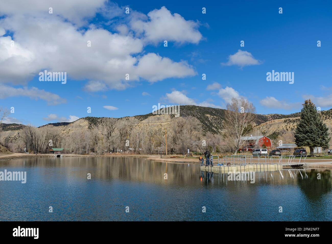 Familie mit Kindern Angeln in der Nähe eines Sees. Colorado, USA. Stockfoto