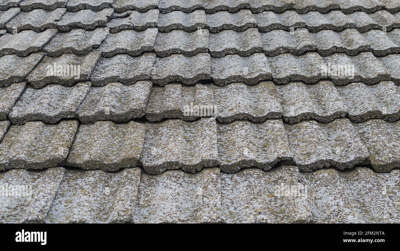 Struktur der alten Steindachziegel. Veraltete Dachabdeckung. Stockfoto