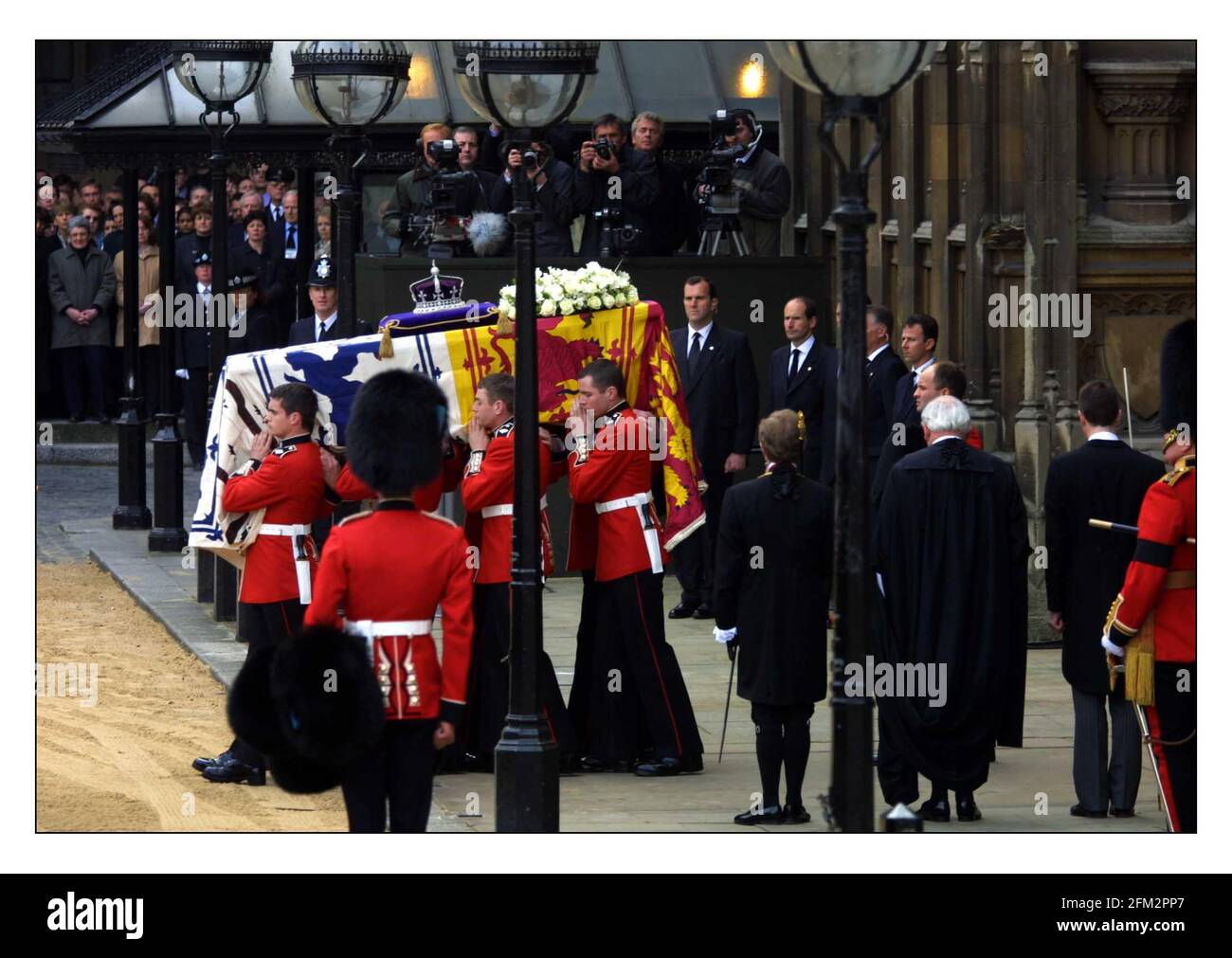 Die Beerdigung der Königin Mutter beginnt in Westminster Hall.pic David Sandison 9/4/2002 Stockfoto