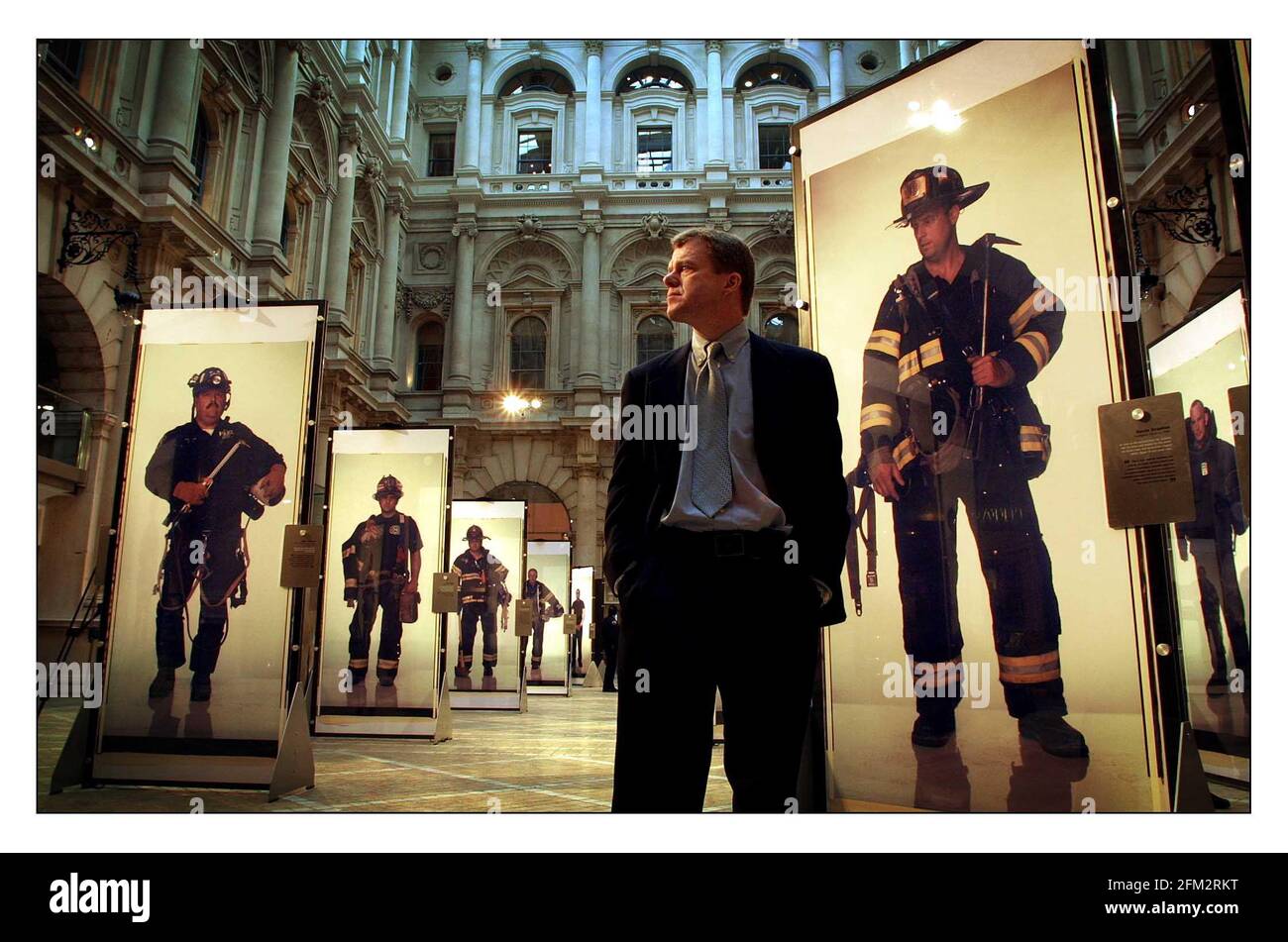 FACES OF GROUND ZERO....eine fotografische Hommage an die Helden Amerikas von Joe McNally (in Abb.) An der Royal Exchange 6-22 Marchpic David Sandison 4/3/2002 Stockfoto