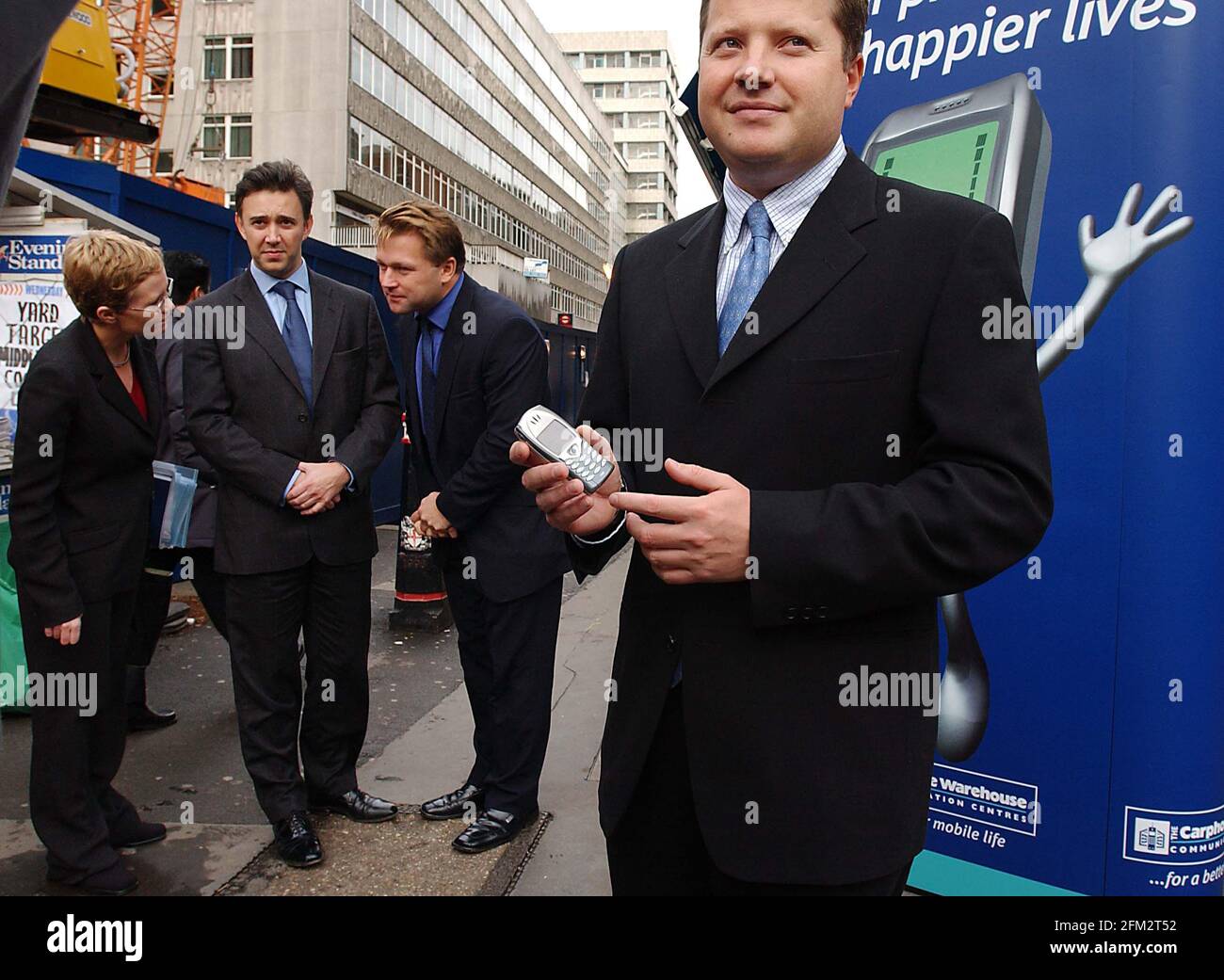 CHARLES DUNSTONE CEO (RECHTS), DAVID ROSS COO (MITTE) UND ROGER TAYLOR CFO VON CARPHONE WAREHOUSE, DIE AM PROFITS,7. NOVEMBER 2001 EIN FOTO VON ANDY PARADISE ANKÜNDIGEN Stockfoto