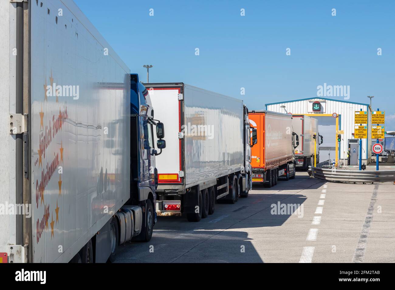 CALAIS, FRANKREICH; 05/05/2021; Lastwagen standen im Hafen von Calais in Warteschlange, um Grenzkontrollen auf illegale Einwanderung durchzuführen. Stockfoto