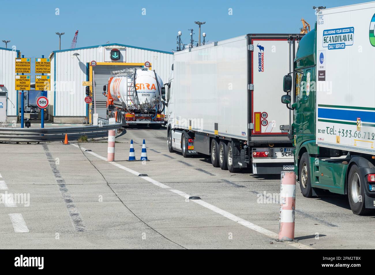 CALAIS, FRANKREICH; 05/05/2021; Lastwagen standen im Hafen von Calais in Warteschlange, um Grenzkontrollen auf illegale Einwanderung durchzuführen. Stockfoto
