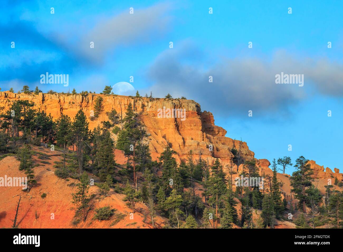 monduntersetzung über Klippen des roten Canyons in der Nähe des bryce Canyon National Park, utah Stockfoto
