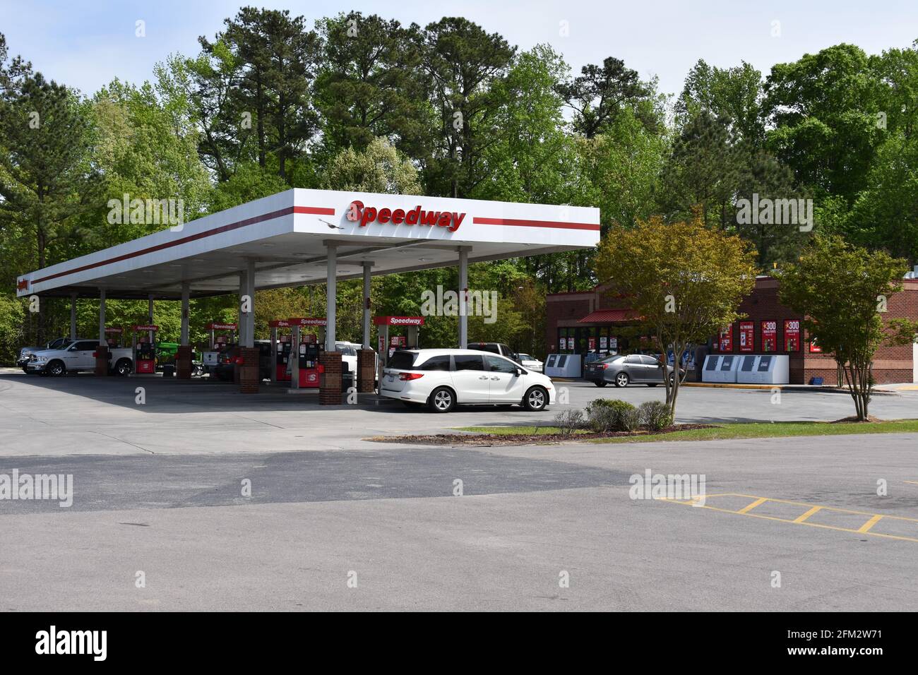 Autos tanken in einem Speedway Convenience Store. Stockfoto