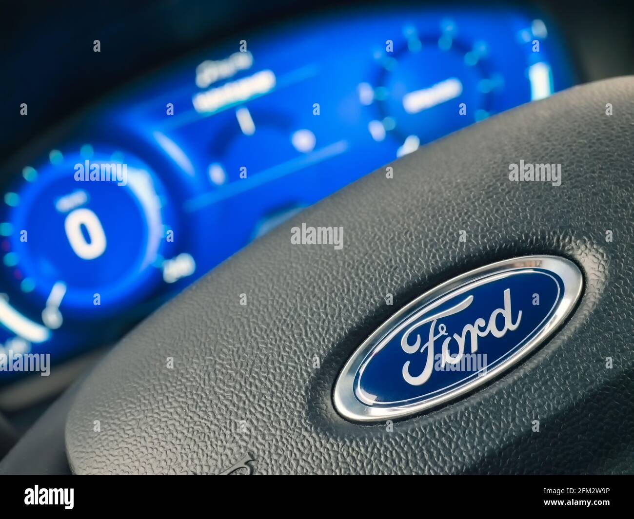 Galati, Rumänien - 05. September 2020: Fokus auf Ford-Logo am Lenkrad, außerhalb des Fokus von Armaturenbrett, Tachometer und Drehzahlmesser. Modernes Auto Stockfoto