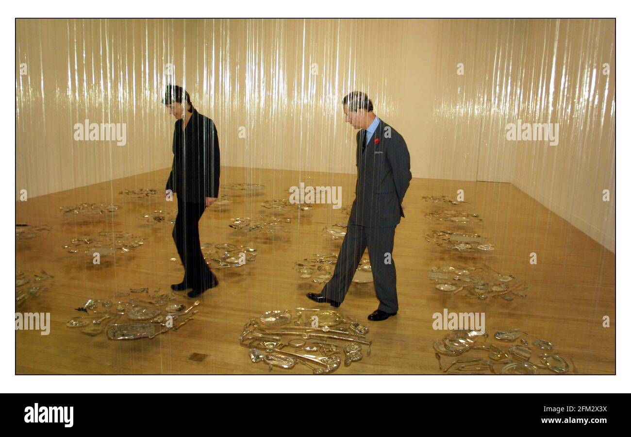 Der Prinz von Wales eröffnete die Tate Britain Centenary Development bei der Tate Britain Millbank London. HRH mit der Künstlerin Cornelia Parker bei der Betrachtung ihrer Instillation 30 Stück Silber Bild David Sandison 30/10/2001 Stockfoto