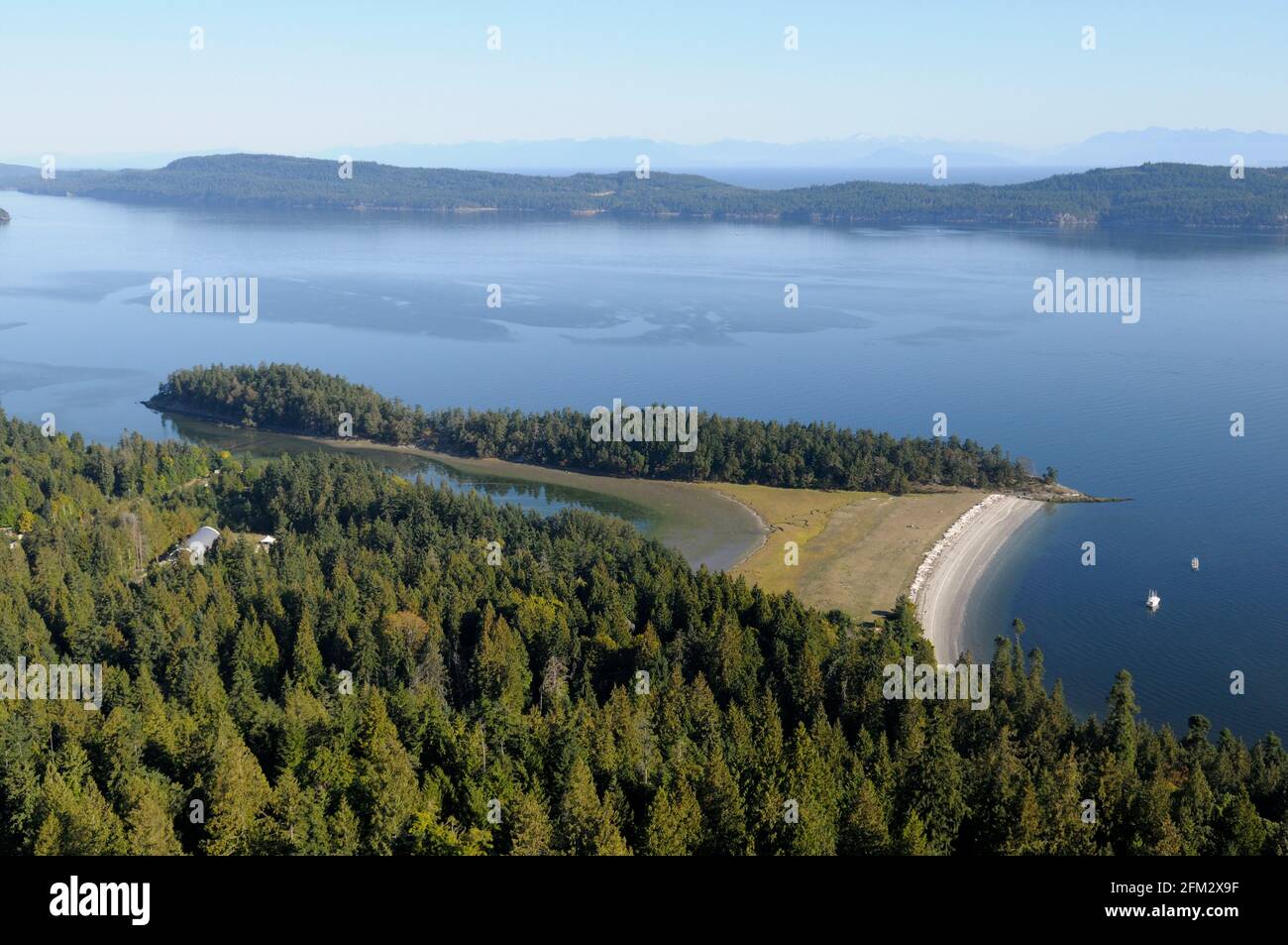 Luftaufnahme von Walker Hook und Trincomali Channel mit Galiano Island im Hintergrund, Salt Spring Island, British Columbia, Kanada Stockfoto