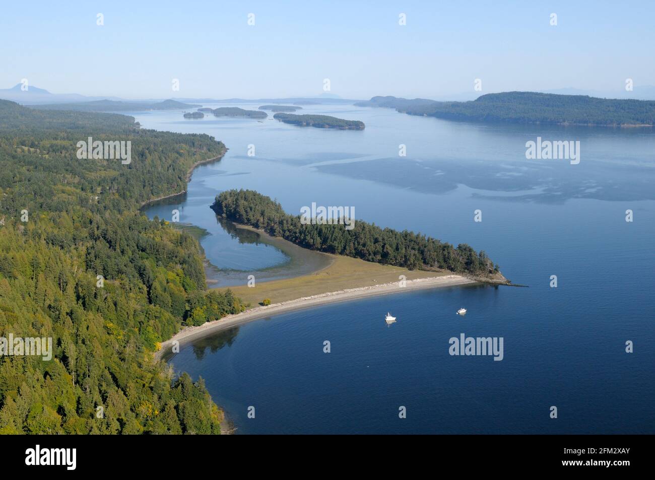 Boote vor dem Walker Hook vor Anker. Der Blick nach Norden auf den Trincomali-Kanal zeigt die Insel Galiano auf der rechten Seite und die Insel Wallace und den Sekretär I Stockfoto
