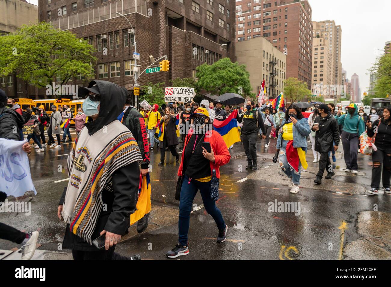 New York, USA. Mai 2021. Unterstützer Kolumbiens marschieren am Mittwoch, dem 5. Mai 2021, in New York auf die Second Avenue, um gegen die Pläne zur Erhöhung der Steuern in Kolumbien zu protestieren, um die Kosten für die Wirtschaft zu decken, die von der Pandemie heimgesucht wurde. (ÂPhoto von Richard B. Levine) Quelle: SIPA USA/Alamy Live News Stockfoto