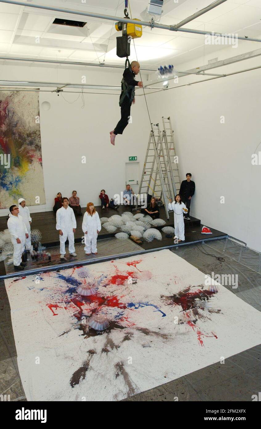 DER ERFAHRENE JAPANISCHE KÜNSTLER SHOZO SHIMAMOTO HÄNGT IN DER LUFT DURCHFÜHRUNG EINER NEUEN VERSION SEINER BAHNBRECHENDEN ARBEIT "FLASCHENWERFEN KUNSTWERK'.19. OKTOBER 2001 FOTO ANDY PARADISE Stockfoto