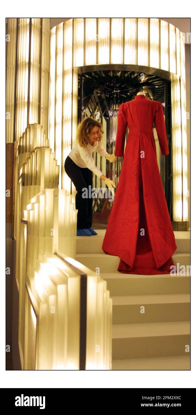 ART DECO 1910-1939....eine Ausstellung im Victoria and Albert Museum vom 27. März bis 20. Juli 2003. Höhepunkt der Ausstellung das gerettete Strand Palace Hotel Foyer der 30er Jahre, das 1969 vor der Zerstörung durch die V&A gerettet wurde. Juliette Hibou, Assistenzkuratorin der ATR Deco Exhibition, bringt einen Mantel von Schiaparelli, der im Foyer steht, in den letzten Schliff. Bild David Sandison 24/3/2003 Stockfoto