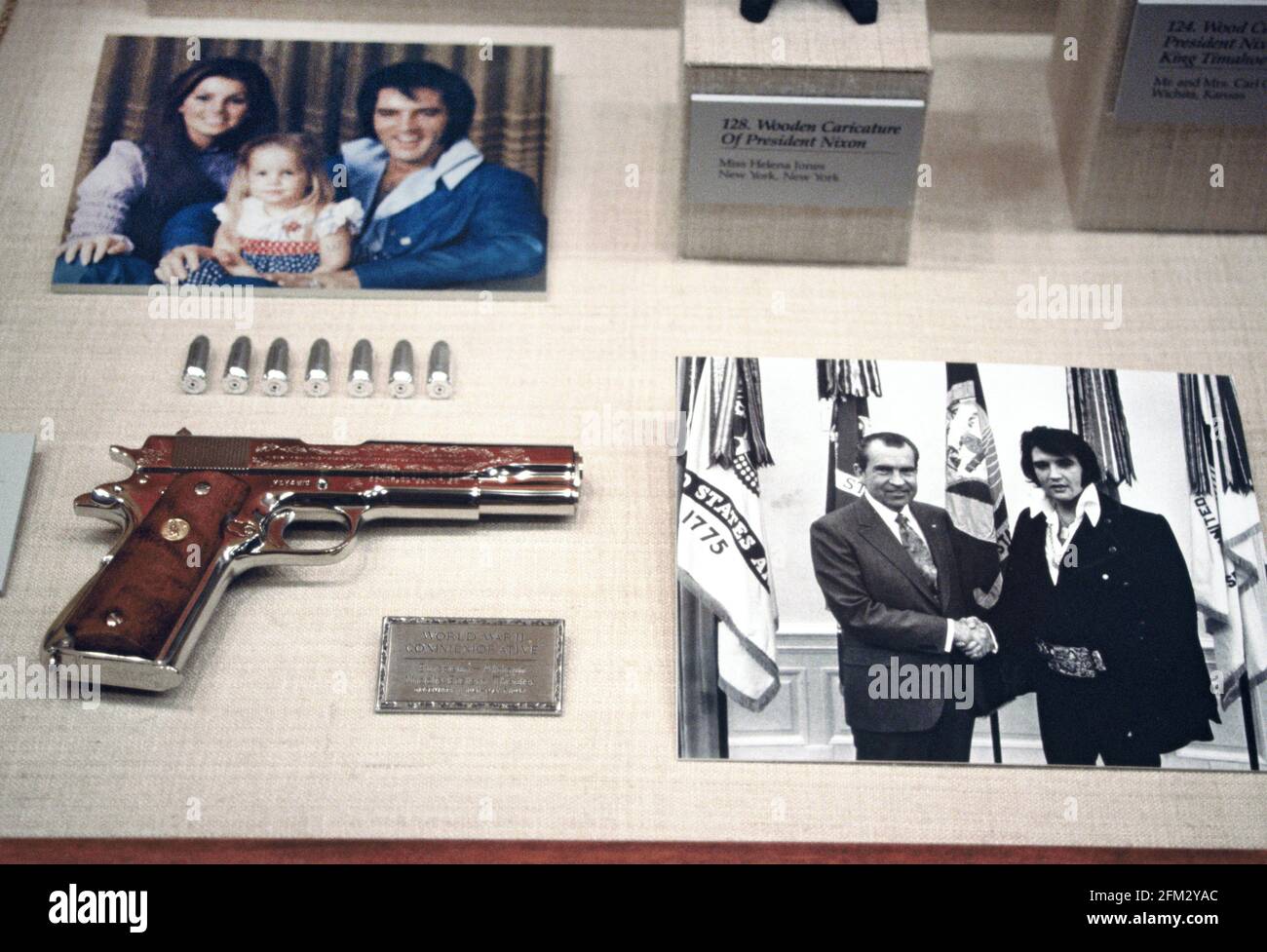 Der Elvis und Nixon exhigit in der Nixon Library. Als Presley an diesem Morgen im Weißen Haus auftauchte – geschmückt mit einem violetten Samtanzug, einem goldenen Gürtel und einem Colt. 45 Pistole am 21. Dezember 1970. Die Wachen am Nordwesttor wussten nicht, was sie tun sollten. Sie gaben den Brief an 'Bud' Krogh Jr., einen Nixon-Berater und später an diesem Tag traf Elvis Nixon. Foto von Dennos Brack bb77 Stockfoto