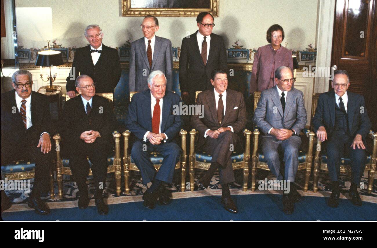 Präsident Reagan posiert mit den Mitgliedern des Obersten Gerichtshofs, Reagan posiert für ein formelles Porträt mit den Richtern des Obersten Gerichtshofs der Vereinigten Staaten. Von links nach rechts (stehend) sind: John Paul Stevens; Lewis. F. Powell, Jr.; William H. Rehnquist und Sandra Day O’Connor. Es sitzen: Thurgood Marshall, William J. Brennan, Jr., Chief Justice Warren Burger, President Reagan, Byron White und Harry Blackmun. Foto von Dennis Brack. Bb77 Stockfoto