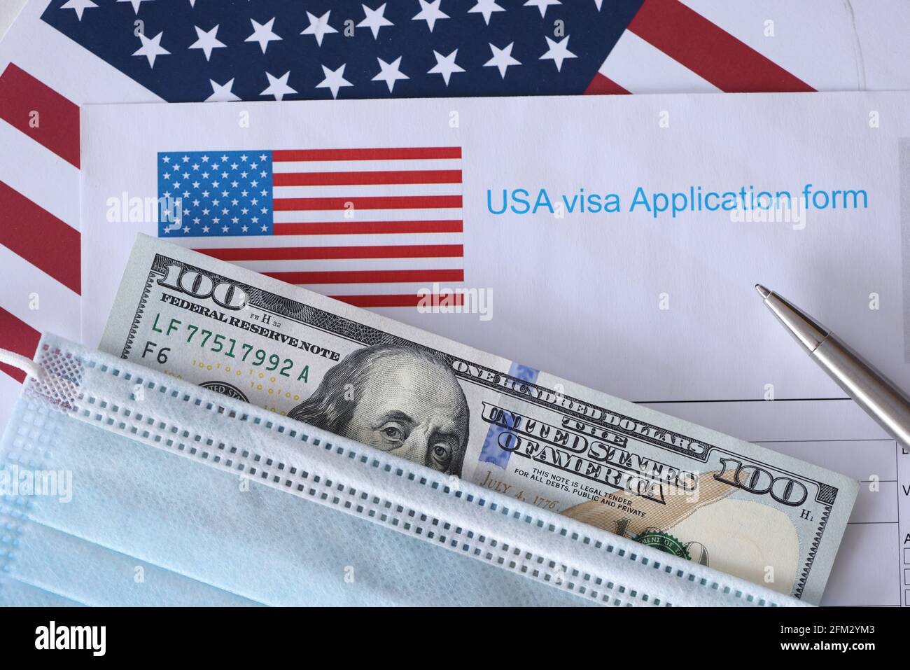 Auf dem Tisch ist ein Formular für ein amerikanisches Visum. Stockfoto