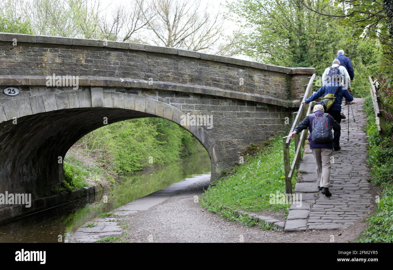 Wandern Sie auf der Brücke 25 auf dem Macclesfield Canal in Adlington Stockfoto